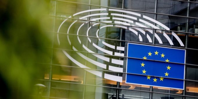 Die EU-Flagge in Brüssel. eu