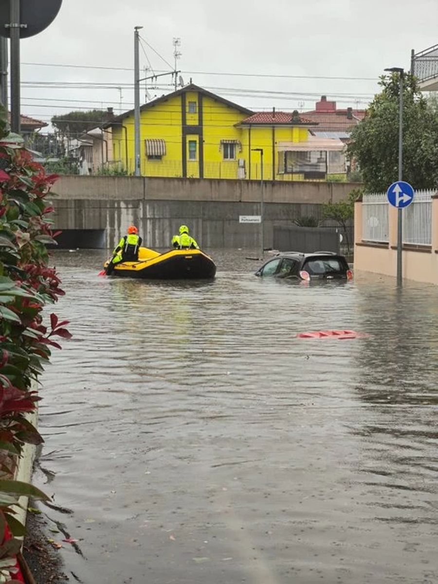 Ganze Strassen stehen unter Wasser.