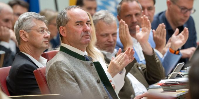 Die Opposition im bayerischen Landtag fordert den Rausschmiss von Hubert Aiwanger (M, Freie Wähler). Die Opposition im bayerischen Landtag fordert den Rausschmiss von Hubert Aiwanger (M, Freie Wähler).