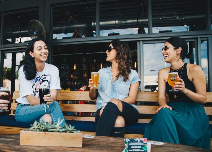 Freunde bereichern das Leben. drei Frauen