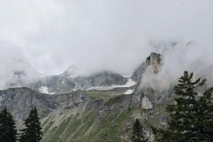 Die Berge bieten bei Regen oder Sonne ein perfektes Fotomotiv. Berge Wolken