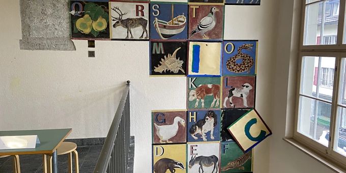 Die rassistisch geprägten Darstellungen wurden mit neuen Motiven überklebt. Die rassistisch geprägten Darstellungen wurden mit neuen Motiven überklebt.