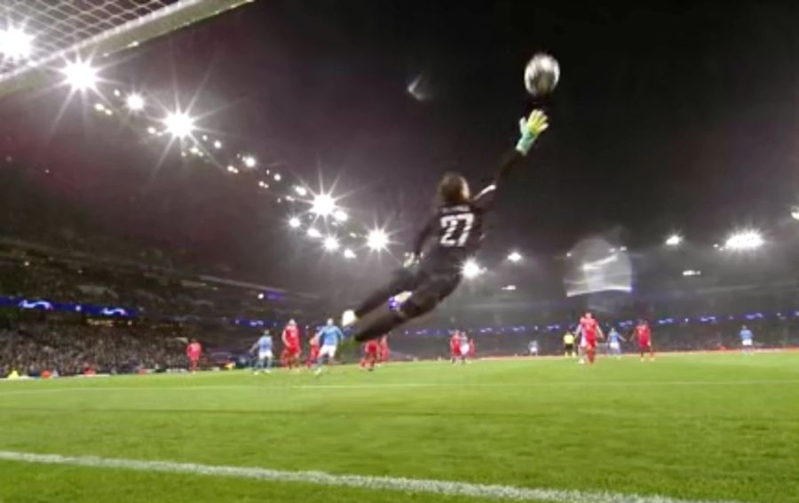 Yann Sommer kann sich beim 0:1 strecken, wie er will, er kommt nicht an den Schlenzer Rodris heran.