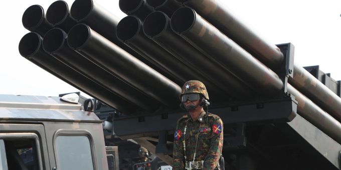 Myanmar: Ein Offizier steht während einer Militärparade auf einem mit Raketen beladenen Lastwagen. (Archivbild) Myanmar