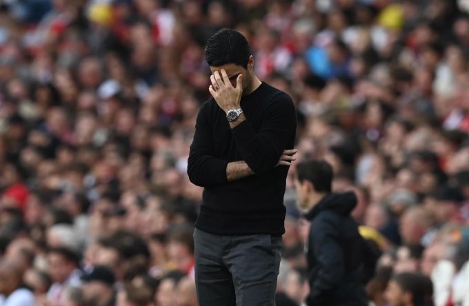 Mikel Arteta, Trainer von Arsenal, kann gegen Brighton gar nicht mehr hinsehen. arsenal
