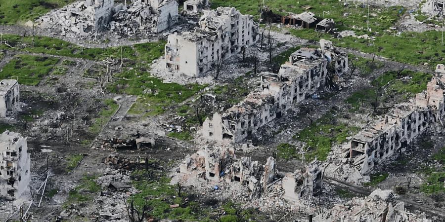 Zerstörte Wohnhäuser und Granatenkrater sind auf einem Luftbild von Marjinka zu sehen, einer östlichen Stadt, in der die schwersten Kämpfe mit den russischen Truppen in der Region Donezk stattgefunden haben. Foto: Libkos/AP/dpa