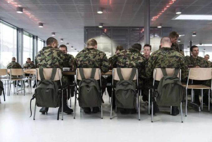 Soldaten am Esstisch