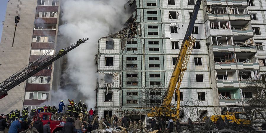 Feuerwehrleute löschen ein Feuer nach einem russischen Angriff auf ein Wohnhaus in Uman. Foto: Bernat Armangue/AP