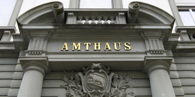 Der Angeklagte soll mit einer Uzi einen Mann erschossen haben und muss sich vor Gericht im Bieler Amthaus verantworten. Bieler Amstshaus Uzi Gericht