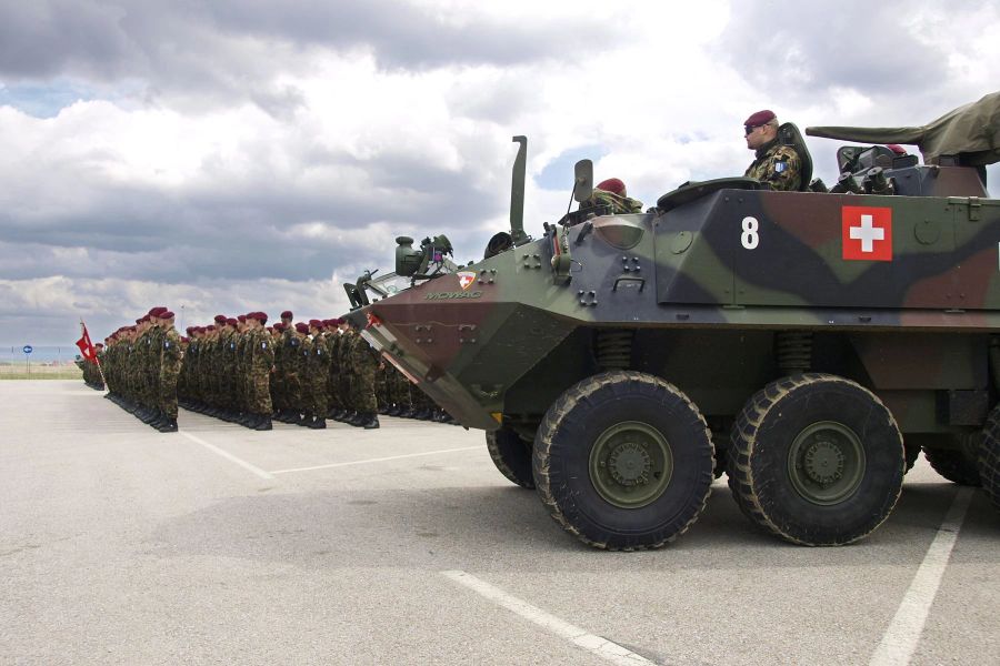 Ein Radschützenpanzer der Swisscoy bei der Fahnenübergabe auf dem Gelände des Headquarters der NATO KFOR in Pristina, Kosovo.