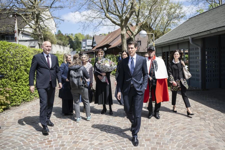 FDP-Präsident Thierry Burkart, Mitte, auf dem Weg neben Nationalrätin Regine Sauter in die reformierten Kirche Zumikon anlässlich dem Gedenkgottesdienst zum Hinschied von alt Bundesrätin Elisabeth Kopp, aufgenommen am Mittwoch, 3. Mai 2023 in Zumikon.