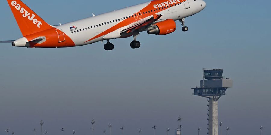 Ein Flugzeug von Easyjet in Berlin (Archivbild).