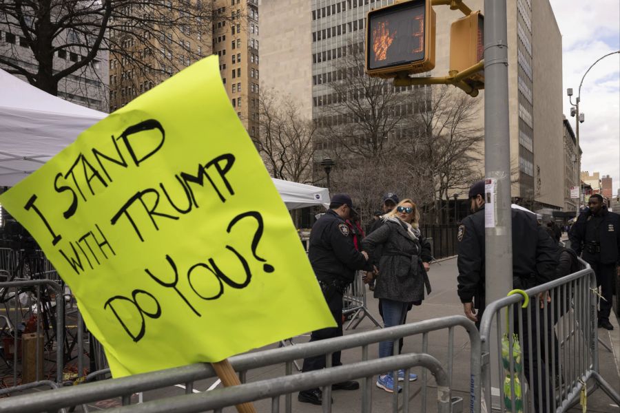 Eine Trump Anhängerin wird vor dem Gerichtsgebäude in New York verhaftet.