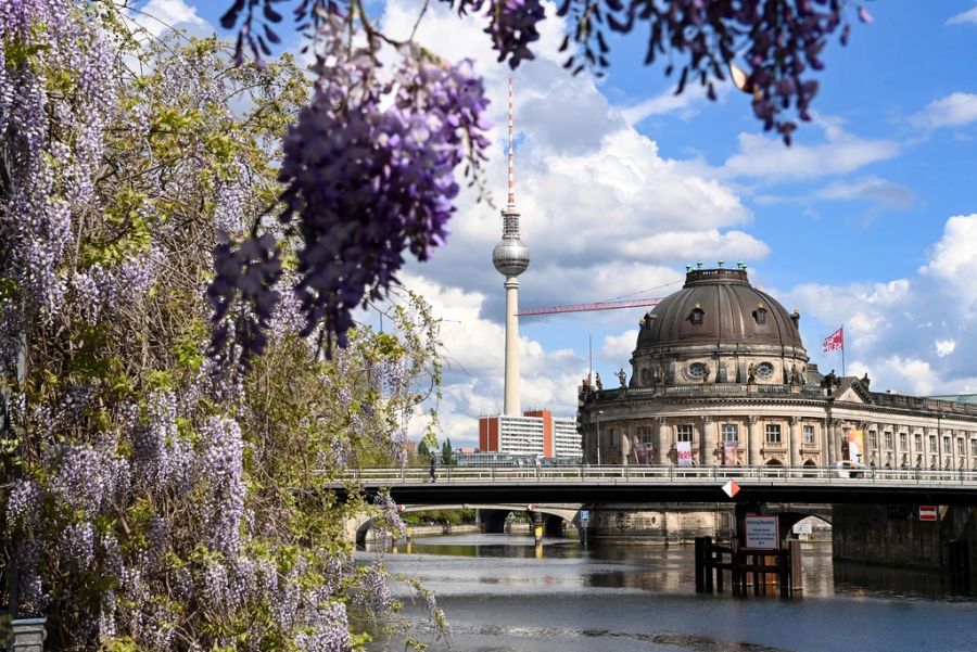 Ihr Aufenthalt in Berlin wird somit um zwei Tage verlängert.