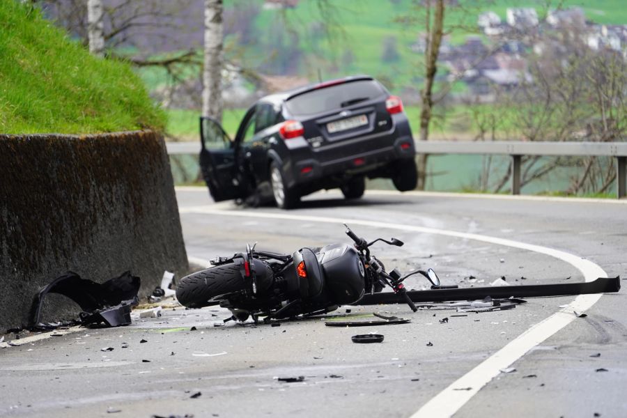 Ein Motorrad kollidierte beim Überholen in der Kurve frontal mit einem entgegenkommenden Auto.