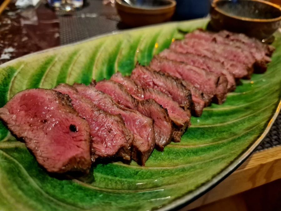 Fleischesser kommen bei der Menü-Auswahl voll auf ihre Kosten, wie mit dem Angus Beef mit zweierlei Saucen.