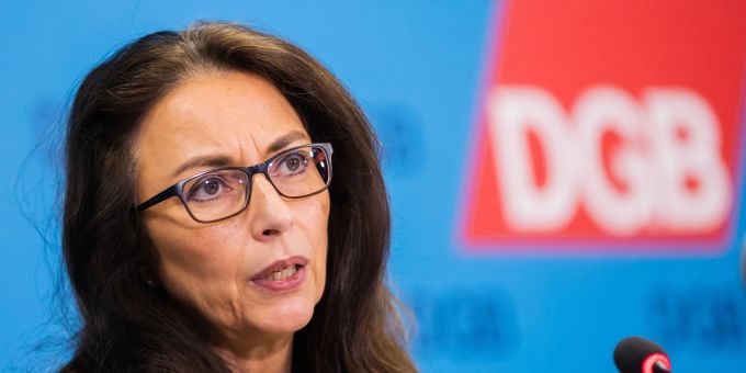 «Ich hoffe sehr, dass die Bundesregierung sich jetzt zusammenreisst», sagt Yasmin Fahimi, Vorsitzende des Deutschen Gewerkschaftsbundes, mit Blick auf die hohen Umfragewerte der AfD. «Ich hoffe sehr, dass die Bundesregierung sich jetzt zusammenreisst», sagt Yasmin Fahimi, Vorsitzende des Deutschen Gewerkschaftsbundes, mit Blick auf die hohen Umfragewerte der AfD.