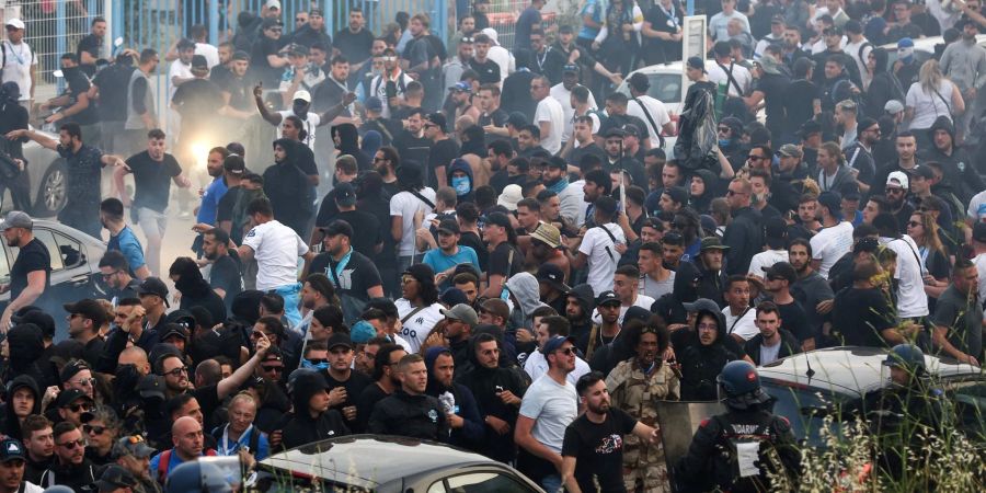 Anhänger von Olympique Marseille geraten mit französischen Gendarmen aneinander.