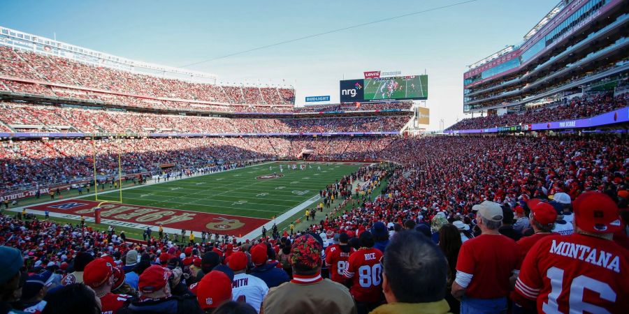 Fans verfolgen im Levi's Stadium die erste Halbzeit eines Spiels zwischen den San Francisco 49ers und den Dallas Cowboys.