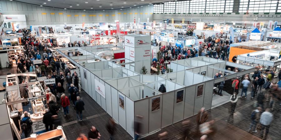 Besucher laufen durch die Messehalle. Die Besuchermesse Intermodellbau öffnet ihre Tore in Dortmund.