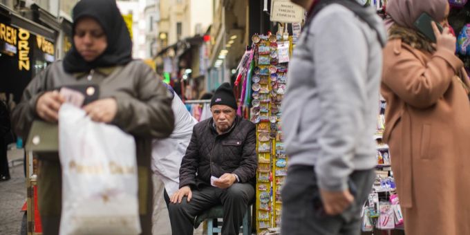 Ein Mann verkauft Souvenirs in Istanbul. wirtschaft türkei