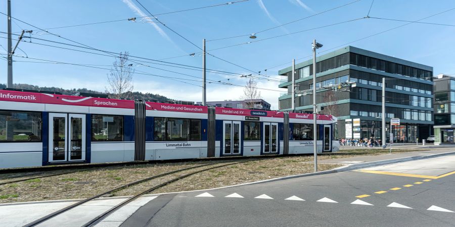 Die Limmattal Bahn an einem Kreisel. - Dietikon