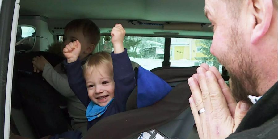 Max Hensler mit den Söhnen Janne (5) und Kimi (2).