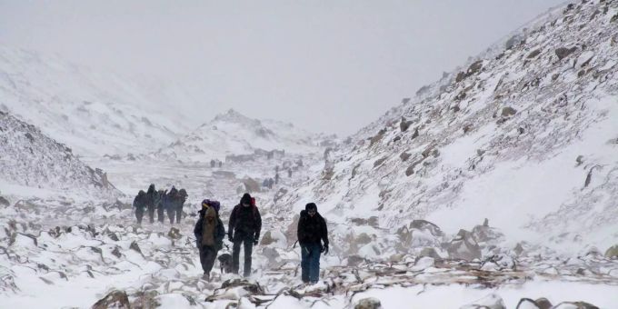 Ob der Leichnam vom 8849 Meter hohen Berg heruntergebracht werde, solle nach Konsultationen mit der Familie entschieden werden. (Symbolbild) Mount Everest