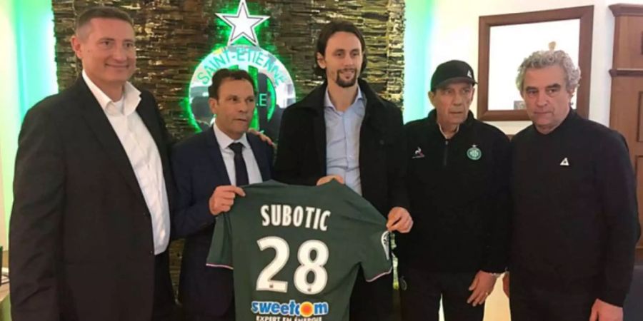Neven Subotic posiert mit dem Dress Nr. 28 und den Verantwortlichen vom AS St. Etienne.