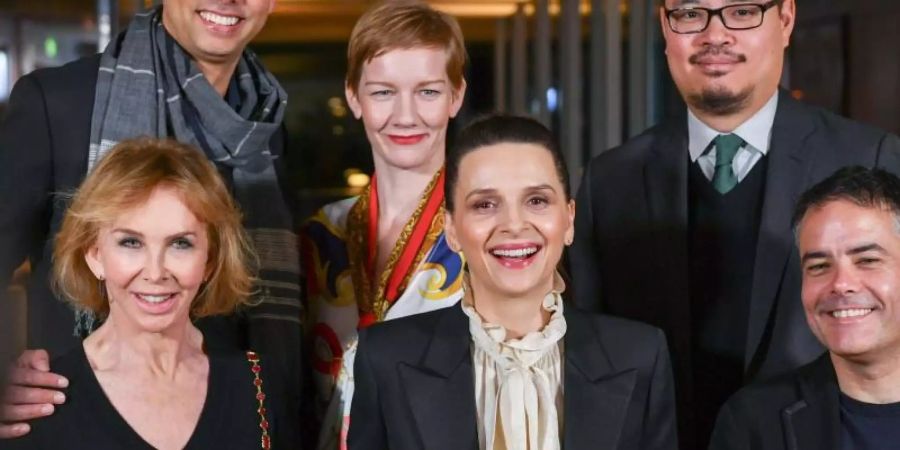 Die Berlinale-Jury: Trudie Styler (unten l-r), Juliette Binoche, Sebastian Lelio, Rajendra Roy (oben l-r), Sandra Hüller und Justin Chang. Foto: Jens Kalaene
