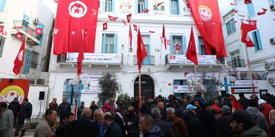 Tunesische Arbeiter protestieren vor dem nationalen Gewerkschaftssitz.