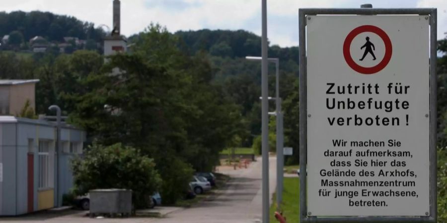 Eingang Massnahmenzentrum Arxhof
