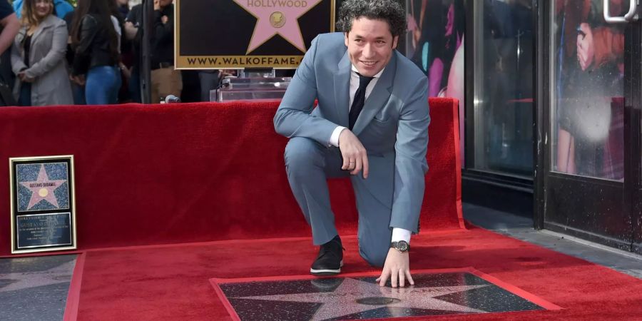 Gustavo Dudamel kniet auf seinem Stern auf Hollywoods «Walk of Fame».