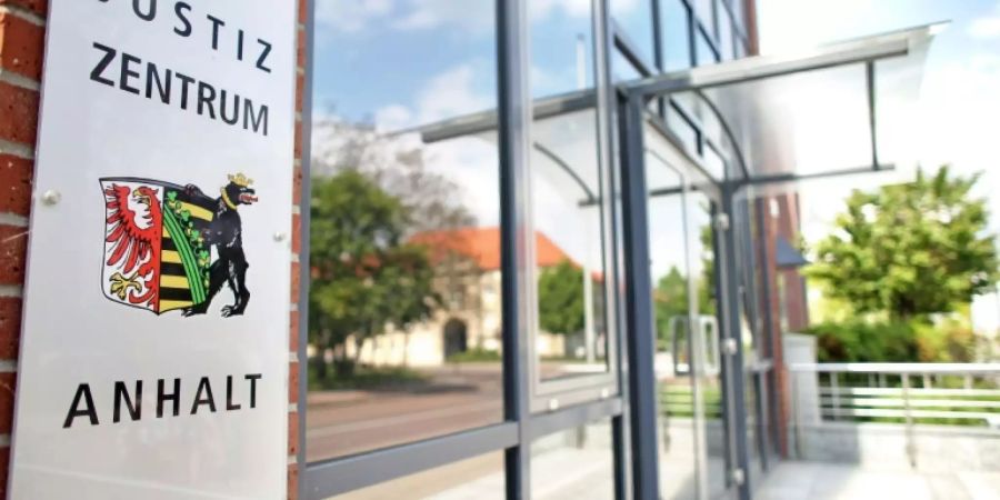 Eingang zum Justizzentrum Dessau