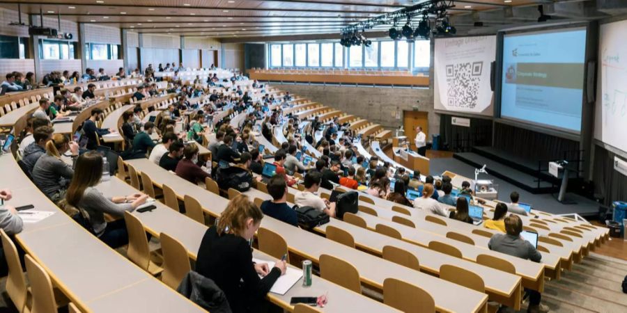 Studenten in einem Hörsaal.