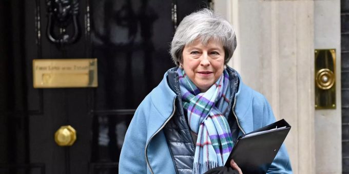 Die britische Premierministerin verlässt das Haus an der Downing Street, dass das Haus der Premierministerin ist. Theresa May auf dem Weg zum Parlament.