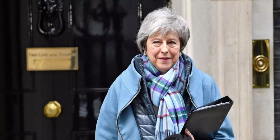 Theresa May auf dem Weg zum Parlament.