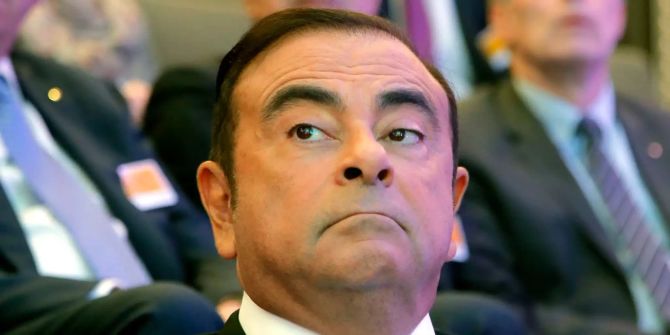 Carlos Ghosn nimmt an einer Pressekonferenz teil.