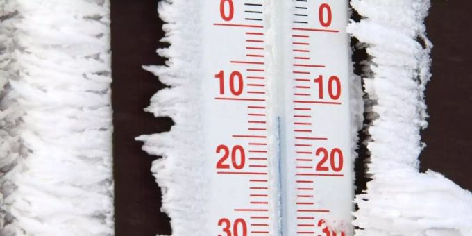 Temperaturen von Minus 12 Grad werden auf einem Thermometer auf dem Brocken angezeigt. (Symbolbild) Thermometer