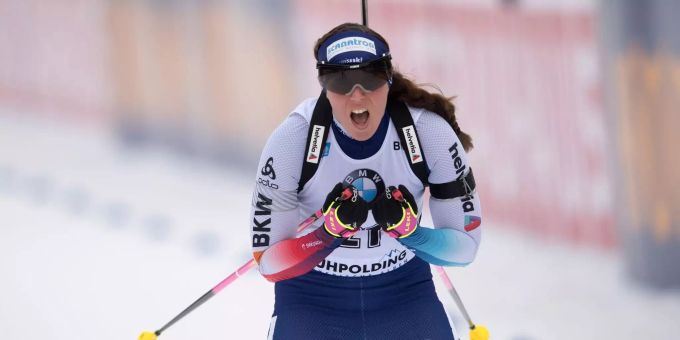 Lena Häcki schafft es auf den 9. Rang. Lena Häcki, Biathlon