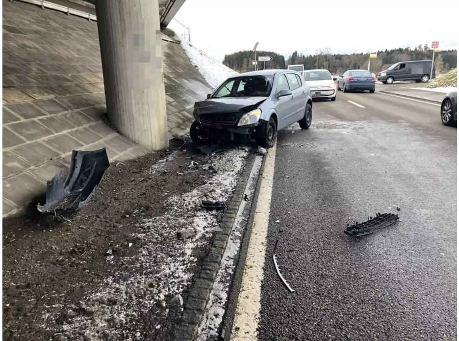 Zunächst kollidierte er mit einem Brückenpfeiler.