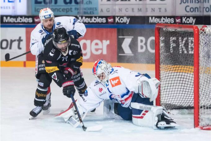 ZSC-Goalie Niklas Schlegel (rechts) im Spiel gegen Fribourg-Gottéron. Niklas Schlegel