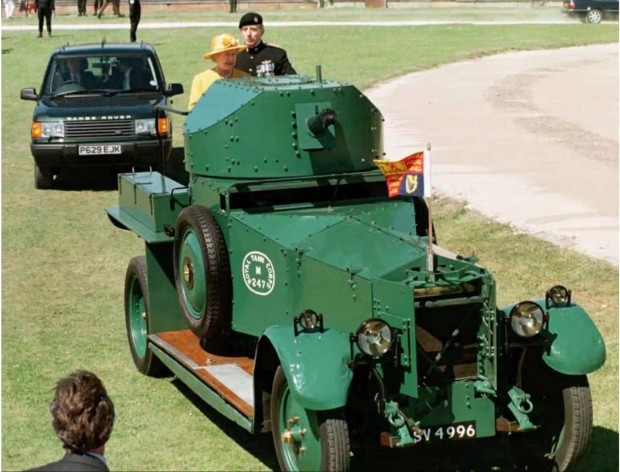 Selbst bei alten Fahrzeugen kennt sich die Monarchin bestens aus.