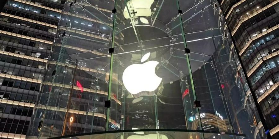 Eine leuchtende Glaskonstruktion zeigt das Apple-Logo vor dem Apple Store in Lujiazui. Foto: Wang Gang/SIPA Asia via ZUMA Wire
