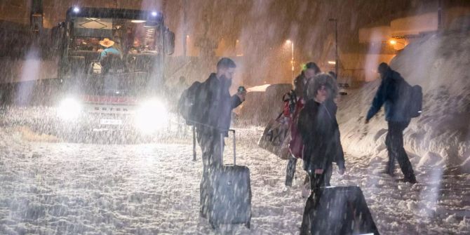 Reisende müssen am Abend am Bahnhof Langen am Arlberg ihren Zug, der n