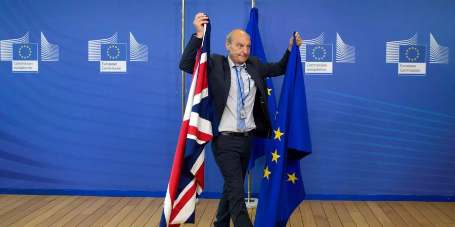 Die Flagge Grossbritanniens und der EU werden abgehängt.