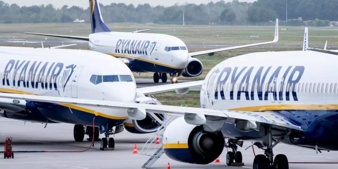 Ryanair pustet jährlich 9,9 Megatonnen CO2 in die Luft. Ryanair-Maschinen am Flughafen Weeze.