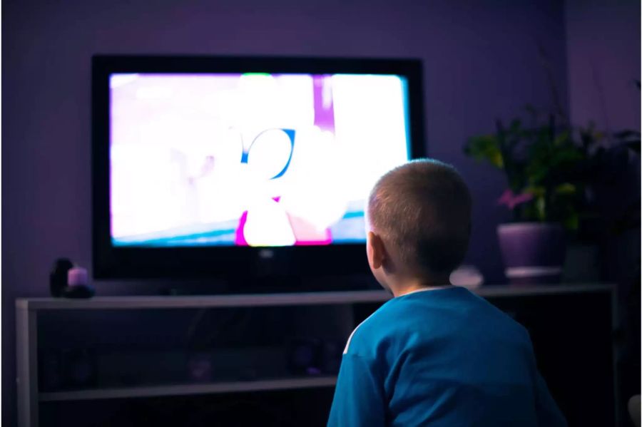 Welche Werbung Kinder am TV sehen, beeinflusst ihre Ernährung. Bild: iStock