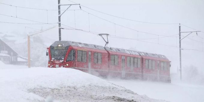 Ein Zug der Rhätischen Bahn im Schnee. Rhätische Bahn