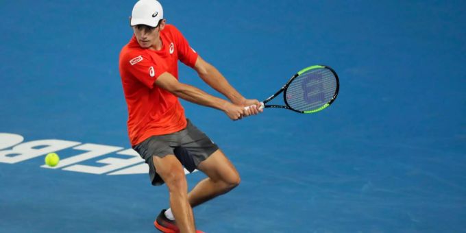 Alex de Minaur im Abnützungskampf gegen Henri Laaksonen Alex de Minaur schlägt eine Rückhand gegen Henri Laaksonen